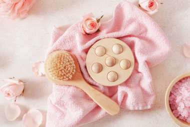 Cilt bakım ürünleri ve gül çiçekleri. Ev spa tedavisi için doğal kozmetik ürünleri
