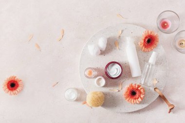 Cilt ürünleri ve papatya çiçekleri. Ev spa tedavisi için doğal kozmetik ürünleri