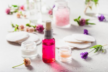 sıfır atık çevre dostu banyo, vücut bakım ürünleri ve yabani çiçekler. Ev spa tedavisi için doğal kozmetik ürünleri