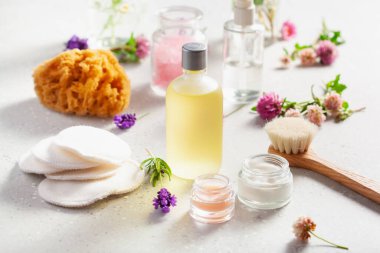 sıfır atık çevre dostu banyo, vücut bakım ürünleri ve yabani çiçekler. Ev spa tedavisi için doğal kozmetik ürünleri