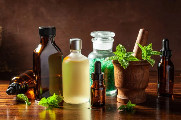 Fresh Mint Peppermint Herb Leaves Mortar Essential Oil Dropper Bottles — Stockfoto