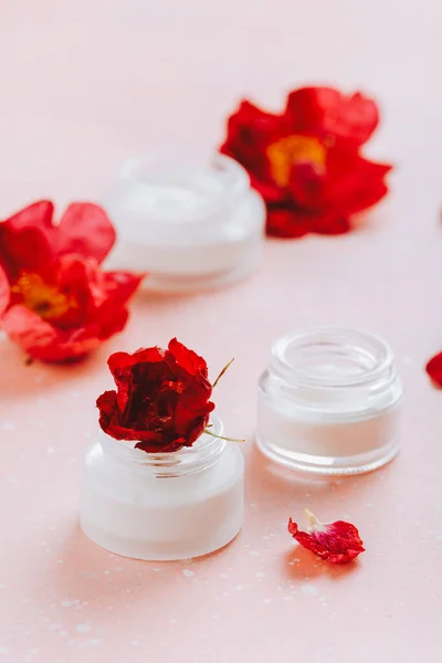 Produkty Pro Péči Pleť Růžové Květy Přírodní Kosmetika Pro Domácí — Stock fotografie