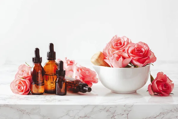 Huiles Essentielles Bouteilles Fleurs Rose Médecine Alternative Spa Aromathérapie — Photo