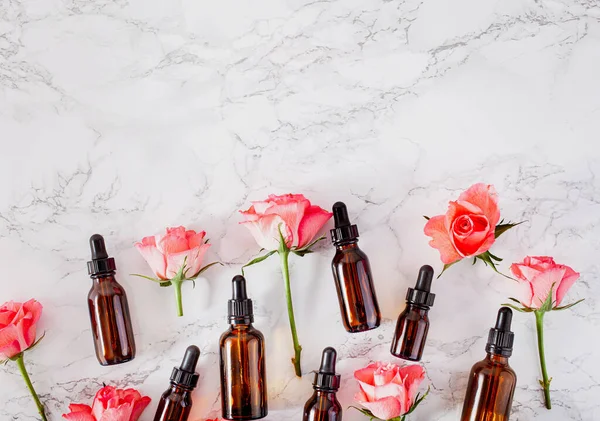Esenciální Oleje Lahvích Růže Květiny Alternativní Medicína Lázeňská Aromaterapie — Stock fotografie
