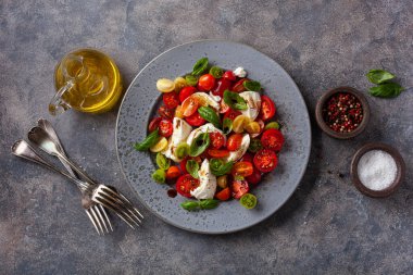 sağlıklı renkli domates mozzarella fesleğen salatası balzamik sirke soslu