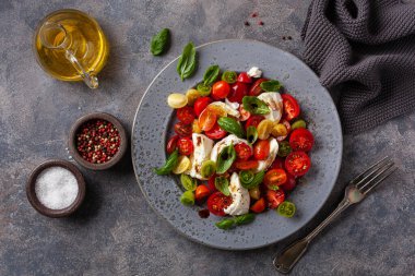 sağlıklı renkli domates mozzarella fesleğen salatası balzamik sirke soslu
