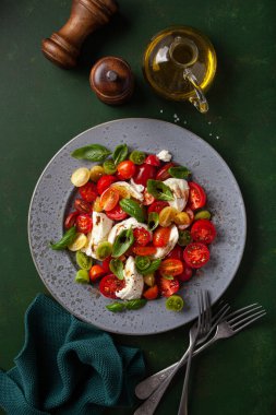 sağlıklı renkli domates mozzarella fesleğen salatası balzamik sirke soslu