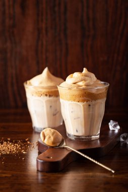 Bardakta dalgona kahvesi. Şekerli ve sıcak suyla çırpılmış modaya uygun kahve