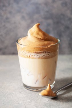 Bardakta dalgona kahvesi. Şekerli ve sıcak suyla çırpılmış modaya uygun kahve