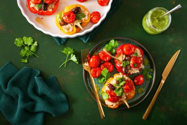 Doldurulmuş dolma biber, kinoalı domates zeytin ve bitki soslu chimichurri.