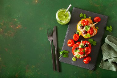 Doldurulmuş dolma biber, kinoalı domates zeytin ve bitki soslu chimichurri.