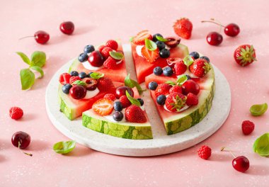 Yoğurt ve böğürtlenli karpuz pizza dilimleri, yaz tatlısı.