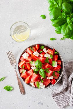 Çilekli mozzarella peynirli karpuz salatası. sağlıklı yaz tatlısı