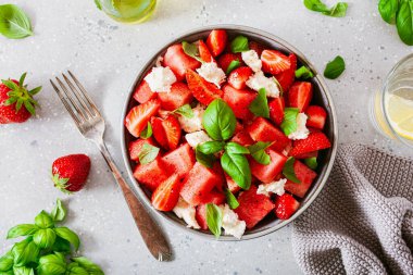 Çilekli mozzarella peynirli karpuz salatası. sağlıklı yaz tatlısı