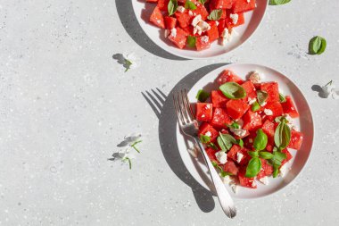 Peynirli karpuz salatası ve fesleğen. sağlıklı yaz tatlısı