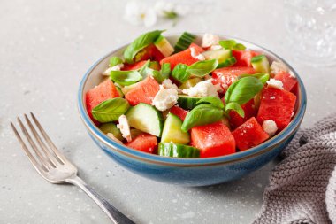 Feta peynirli karpuz salatası, salatalık ve fesleğen. sağlıklı yaz tatlısı