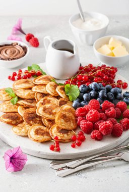 Böğürtlen ve akçaağaç şurubuyla Amerikan mini krep tahtası.