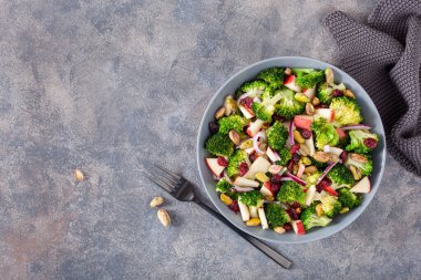 Elmalı soğanlı kurutulmuş kızılcık fıstıklı brokoli salatası. Vegan düşük karbonhidrat diyeti