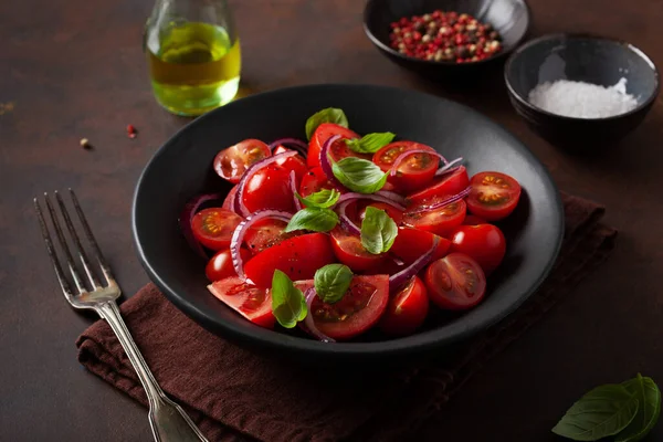 Soğan Fesleğen Zeytinyağı Balzamik Sirke Ile Sağlıklı Domates Salatası — Stok fotoğraf