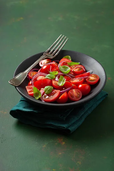 健康的番茄沙拉与洋葱罗勒橄榄油和香醋 — 图库照片