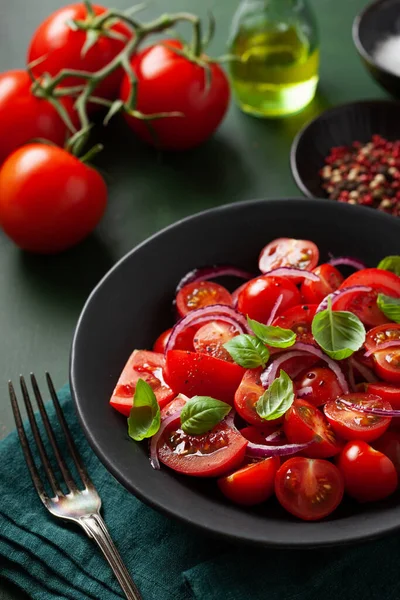 Gesunder Tomatensalat Mit Zwiebelbasilikum Olivenöl Und Balsamico Essig — Stockfoto