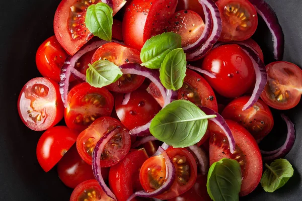 Gesunder Tomatensalat Mit Zwiebelbasilikum Olivenöl Und Balsamico Essig — Stockfoto