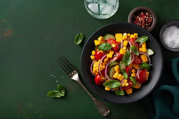 Gesunder Vegetarischer Tomaten Mais Salat Mit Gurken Und Basilikum — Stockfoto