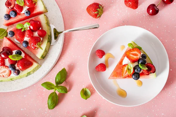 西瓜披萨片 加酸奶和浆果 夏季甜点 — 图库照片