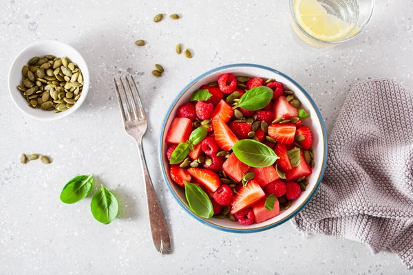 Wassermelonensalat Mit Erdbeer Himbeer Basilikumkernen Gesundes Sommerdessert — Stockfoto