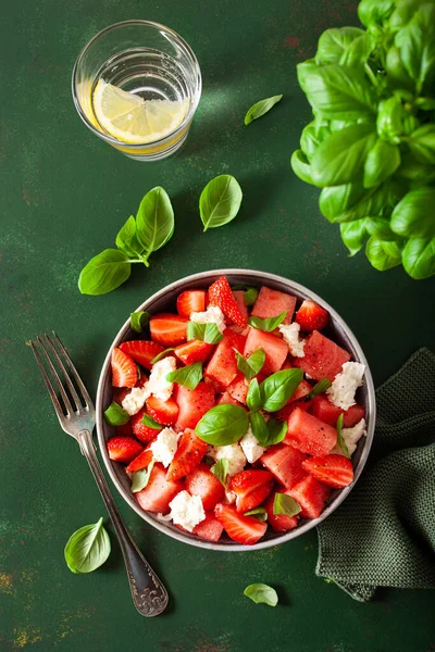 Wassermelonensalat Mit Erdbeermozzarella Basilikum Gesundes Sommerdessert — Stockfoto