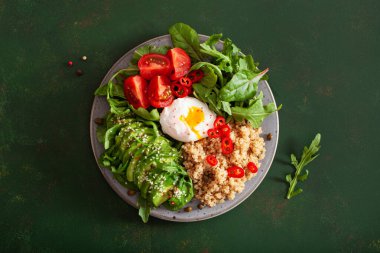 Haşlanmış yumurtalı kinoa, avokado salata yapraklı. sağlıklı vejetaryen öğle yemeği