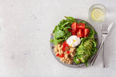 Haşlanmış yumurtalı kinoa, avokado salata yapraklı. sağlıklı vejetaryen öğle yemeği