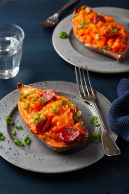 Peynirli ve sucuklu iki fırında tatlı patates.