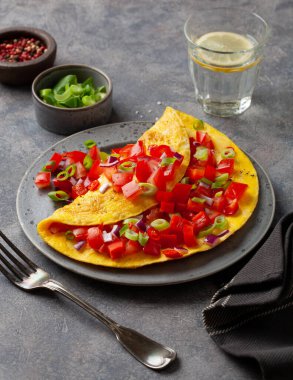 Domatesli omlet, biberli soğan biberi ve peynir. sağlıklı kahvaltı