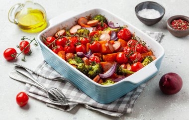 fırında sebze ve sosis, sağlıklı öğle yemeği, tatlı patates soğanlı brokoli.