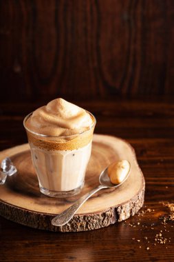 Bardakta dalgona kahvesi. Şekerli ve sıcak suyla çırpılmış modaya uygun kahve