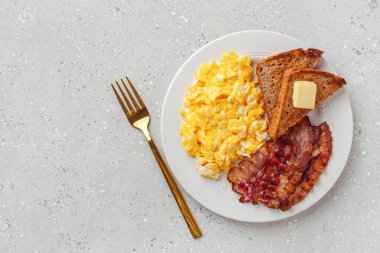 Geleneksel omlet, domuz pastırması ve tost.