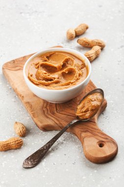 Gri arka planda yumuşak fıstık ezmesi