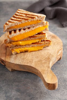 Gri beton arka planda ızgara peynirli sandviç.