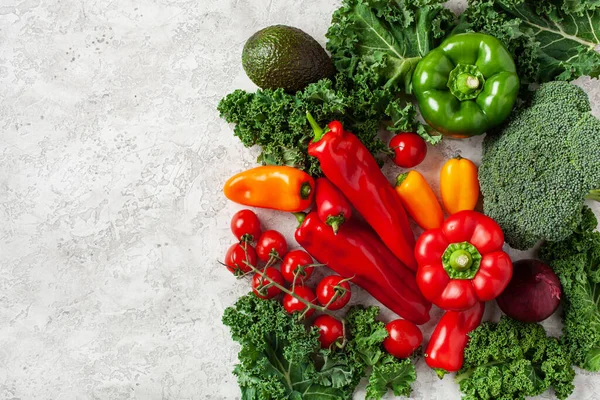 Verschiedene Rote Und Grüne Gemüsetomaten Paprika Grünkohl Avocado — Stockfoto
