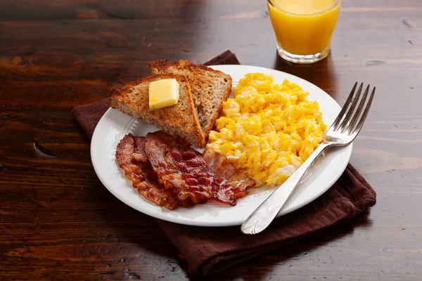 Traditionell Äggröra Frukost Med Bacon Och Rostat Bröd — Stockfoto