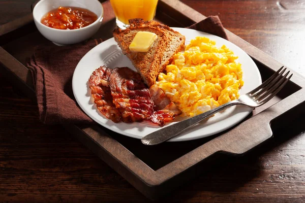 Traditionell Äggröra Frukost Med Bacon Och Rostat Bröd — Stockfoto