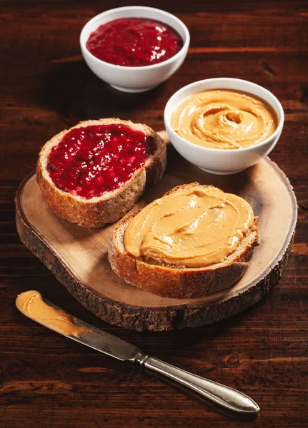 滑らかなピーナッツバターとジャムパントーストアメリカの伝統的なサンドイッチ — ストック写真