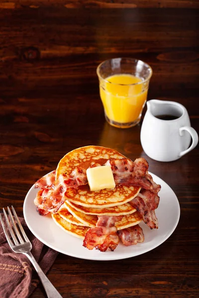 Söta Pannkakor Med Smör Och Bacon Traditionell Amerikansk Frukost — Stockfoto
