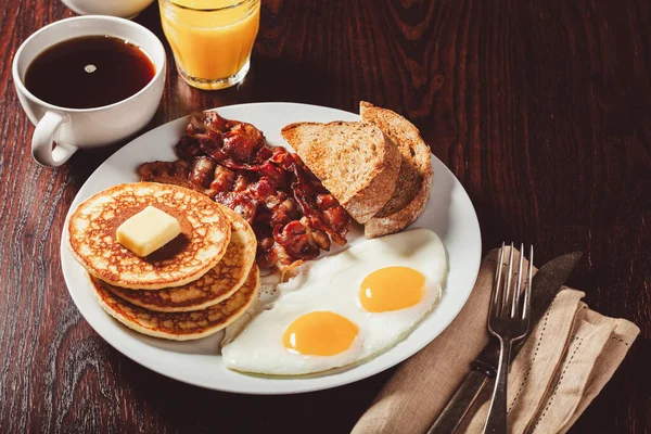 Traditionell Full Amerikansk Frukost Ägg Pannkakor Med Bacon Och Rostat — Stockfoto