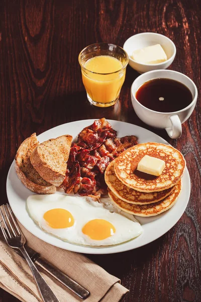 Παραδοσιακή Πλήρες Αμερικανικό Πρωινό Αυγά Τηγανίτες Μπέικον Και Τοστ — Φωτογραφία Αρχείου