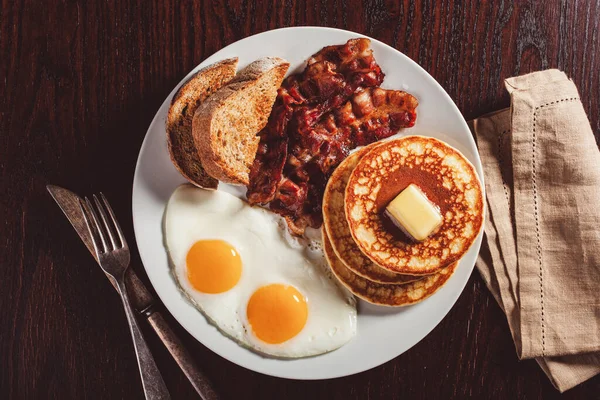 Traditional Full American Breakfast Eggs Pancakes Bacon Toast — Stock Photo, Image
