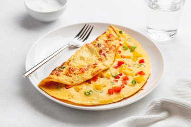 Domatesli omlet, dolmalık soğan ve peynir. sağlıklı kahvaltı