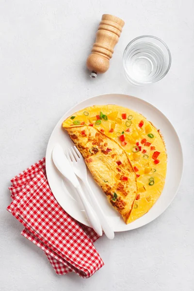 Ομελέτα Ντομάτα Πιπεριά Κρεμμύδι Και Τυρί Υγιεινό Πρωινό — Φωτογραφία Αρχείου