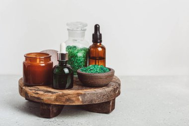 sıfır atık çevre dostu hijyen tuvalet konsepti. Yeniden kullanılabilir kozmetik şişeleri, temel yağlar, pamuk yastıklar, tomurcuklar